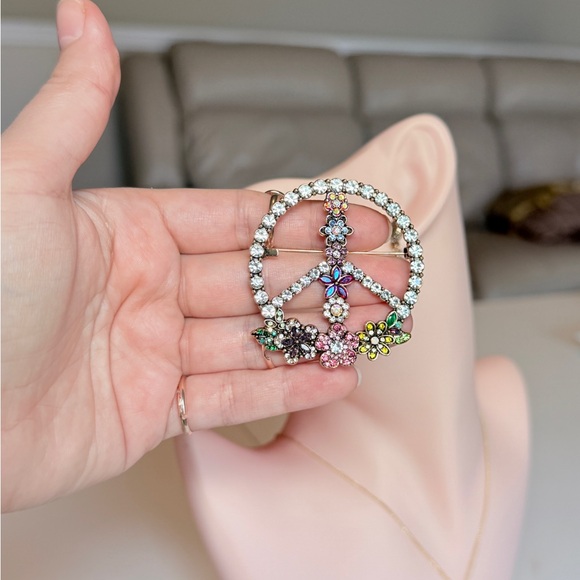 🌷 Colorful Peace Sign Brooch - Picture 3 of 8